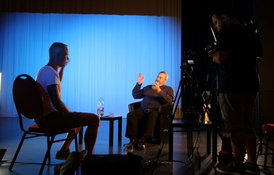 The Man Behind Freddie Mercury – PETER FREESTONE & MILAN DEVINNE