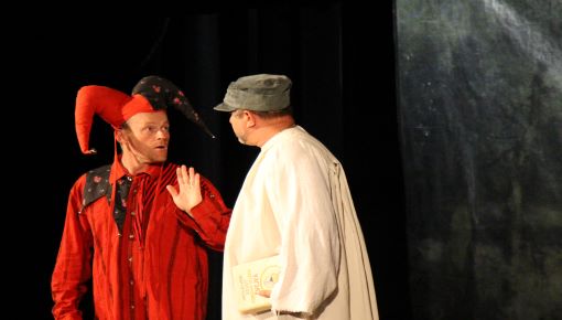 Ochotnické divadelní představení "Šašek nebo politik"